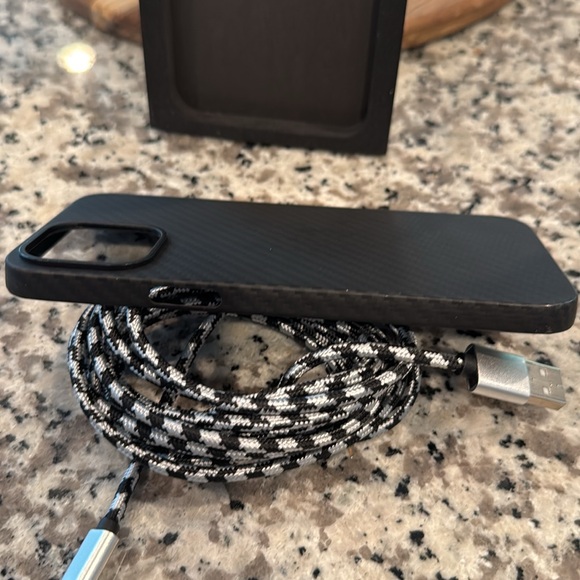 Great combo accessories for your iPhone 12 Pro Max. Black Case & Charging Cable - Picture 6 of 8